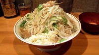 「小ラーメン豚入り + 生卵 ニンニクアブラ」@豚星。の写真