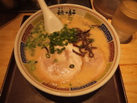 「特製らーめん380円＆替玉半玉50円」@豚骨らーめん 福の軒 秋葉原店の写真