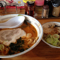 「ランチ 辛味噌ラーメン＋ミニチャーシュー丼  900円  缶ジュ」@チャーシュー力 V3 三芳店の写真