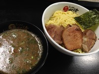 「最凶煮干つけ麺（中）＋チャーシュー（炙）、850円＋200円」@最凶煮干そば 獣煮使の写真