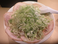 「しょう油チャーシューメン・中盛り（９３０円＋５０円）ネギ多め」@超ごってり麺 ごっつ 秋葉原店の写真
