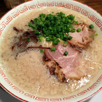 「博多ラーメン650円 もつめし250円 替玉100円」@博多屋台の写真