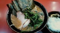 「ラーメン(中)￥740＋ホウレン草￥120＋ライス￥110」@家系総本山 ラーメン吉村家の写真