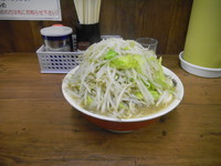 「小豚＋煮卵」@ラーメン二郎 品川店の写真