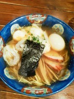 「黒だし　特製ワンタン麺950味玉100麺かため」@八雲の写真