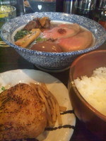 「３月限定牛ラーメン味玉付き＋焼きおにぎり＋半ライス」@麺処 ほん田 nijiの写真