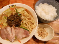 「濃菜麺（四川風辛子高菜）＋クラッシュミックスナッツ＋ごはん小」@濃菜麺 井の庄の写真