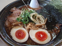 「焦がし正油太麺(800円)味付玉子(100円)半ライス」@あぢとみ食堂の写真