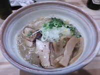 「鰤らあめん（醤油）680円＋ビール＋おつまみ3点盛り」@めんや 正明の写真