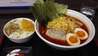 「赤じんべえ＋ライス(800円＋ランチサービス)」@めん処 仁兵衛 橋本北口店の写真