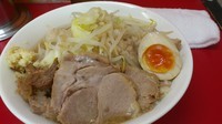 「ラーメン並700円ニンニクアブラ」@モッコリ豚の写真