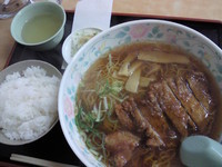 「大肉(ﾀｲﾛｳ)めん小ﾗｲｽｾｯﾄ￥750」@味のデパート コシバ食堂の写真