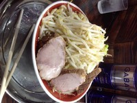 「小豚増し　ニンニク・ヤサイ・カラメ（750円）」@麺でる 多摩センター店の写真