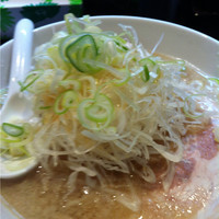 「醤油ラーメン６５０円トッピングネギ200円」@麺や 水神の写真