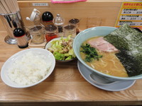 「ラーメン（中盛り）+キャべチャ」@横浜家系らーめん 秀吉家の写真