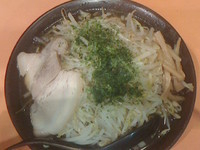 「でか盛り野菜醤油ラーメン辛味無800円」@ラーメン&カレー アッキーの写真