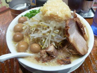 「豚玉みちるめん（サービスほぐし豚）　８８０円」@ガツ盛リラーメン みちる屋 松戸店の写真