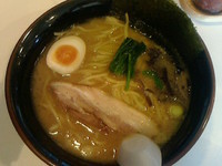 「家系ラーメン中盛７５０円」@横濱家系のじ家の写真