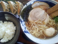 「中華そば【中太麺】(740)+餃子+半ライス」@自家製麺 琥珀の写真
