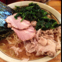 「ラーメン+大盛り+ほうれん草+肉盛り」@横浜家系ラーメン 家家家 本郷店の写真