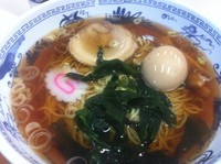 「煮干し味玉醤油ラーメン・半カレー【710円】」@鮫洲食堂の写真