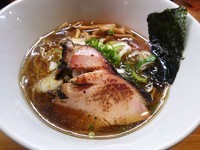 「あご出汁煮干そば　７５０円」@麺や 虎ノ道の写真