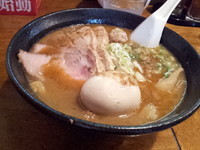 「濃厚魚介豚骨エビ風味+特製トッピング」@はりけんラーメンの写真