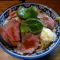 「【日曜祝日夜10食限定】ビフテキラーメン　880円」@ラーメンアキラの写真