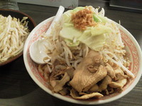 「肉そばふじ麺（中盛り、ニンニク少なめ、背脂多め）＋茹で野菜」@麺絆景勝軒 伊勢崎波志江町店の写真