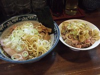 「油そば750円ネギ増し　刻みチャーシュー丼小320円」@兎に角 松戸店の写真