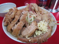 「小豚+生玉子（ヤサイニンニクアブラ）麺硬め」@ラーメン二郎 西台駅前店の写真