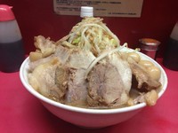 「特大豚ダブルラーメン＋ウズラ「ニンニクマシマシアブラカラメ」」@ラーメン二郎 大宮店の写真