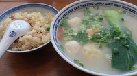 「ワンタンつみれ麺＋半チャーハン_1030円」@香港麺新記 四谷三丁目店の写真