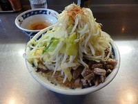 「小ラーメン650円/生卵50円/こま切れ豚70円」@らーめん大 蒲田店の写真