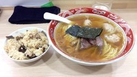「ワンタン麺(3個入り)＋ラーメンおこわ(750円＋200円)」@支那ソバ すずきの写真
