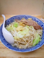 「らーめん中（600円）にんにく、生姜の醤油漬け」@らーめん きじとらの写真