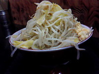 「ラーメン(小) ￥600＋野菜、にんにくセルフ追加無料」@やらかし亭の写真