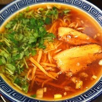 「醤油らあめん700円　こむすび（ランチタイムサービス）」@東京らあめんタワー 芝大門本店の写真