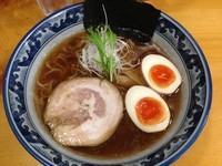 「支那そば醤油  ＋  味玉」@支那そば屋 わさらびの写真