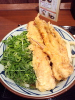 「かけ（大）380円＋ゲソ天100円＋ちくわ天100円」@丸亀製麺 足立入谷店の写真