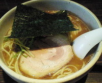 「濃厚魚出汁ラーメン（中盛少なめ）　７００円」@らーめん嗟哉の写真