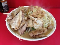 「特大豚Wラーメン＋ウズラ「ニンニクマシマシアブラカラメ」」@ラーメン二郎 大宮店の写真