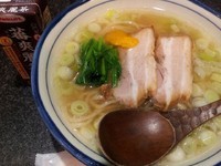 「白壺ラーメン　650円」@烈志笑魚油 麺香房 三くの写真