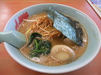 「ピリ辛ギラーメン＋煮卵」@ラーメン山岡家 笛吹店の写真
