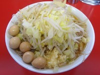 「小ラーメン（650円）＋うずらの卵（100円）ヤサイニンニク」@ラーメン二郎 茨城守谷店の写真