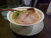 「元祖　鶏ガラとんこつスープ　屋台味ラーメン」@よってこや 新宿南口店の写真