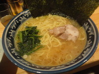 「とんこつしょうゆラーメン大盛＋ライス（無料）」@らーめん家 政の写真