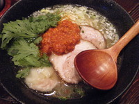 「赤丸塩ラーメン900円ほかビールなど」@横濱元町 塩らー麺 本丸亭 元町店の写真