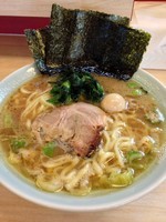 「醤油ラーメン（６５０円）麺硬め・他は普通」@横浜ラーメン 壱六家 桶川坂田店の写真