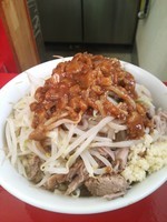 「小ブタラーメン＋カレー　ニンニクヤサイ　１０００円」@ラーメン 学の写真